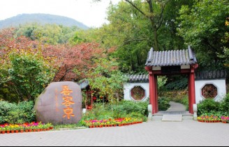 喜客泉の石彫り